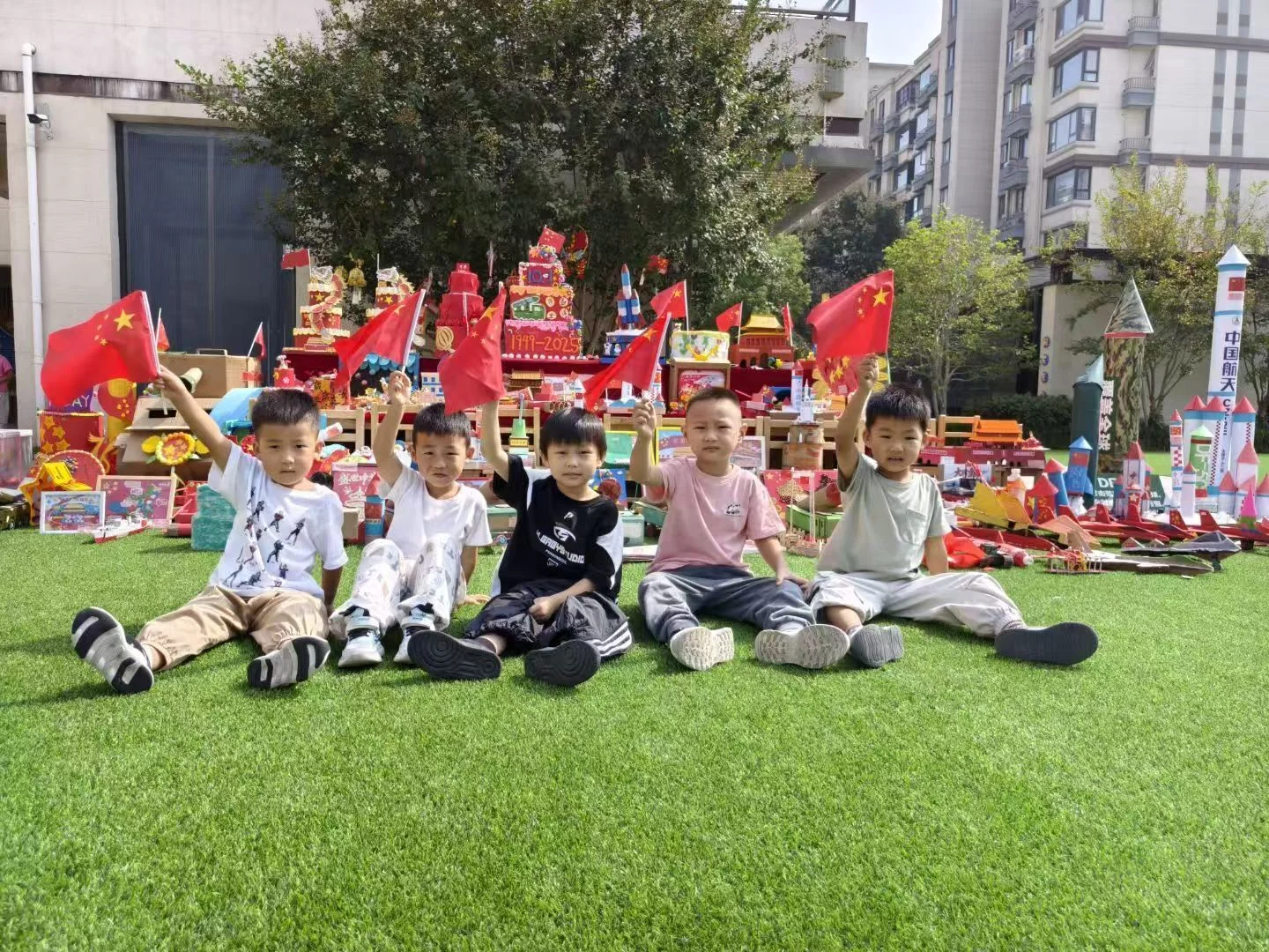 幼儿园草地上的集体活动